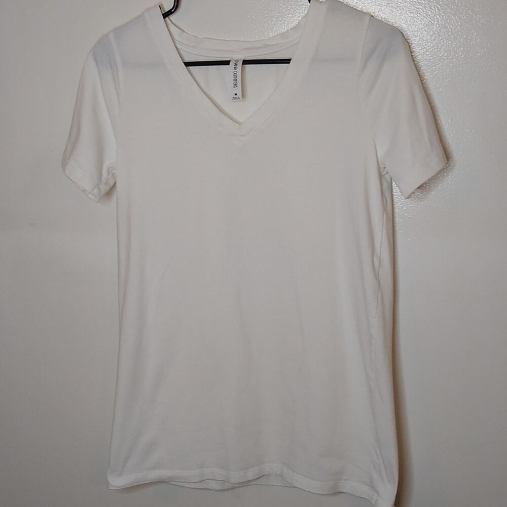 Zenana Outfitters women's size medium White T-shirt. Casual.